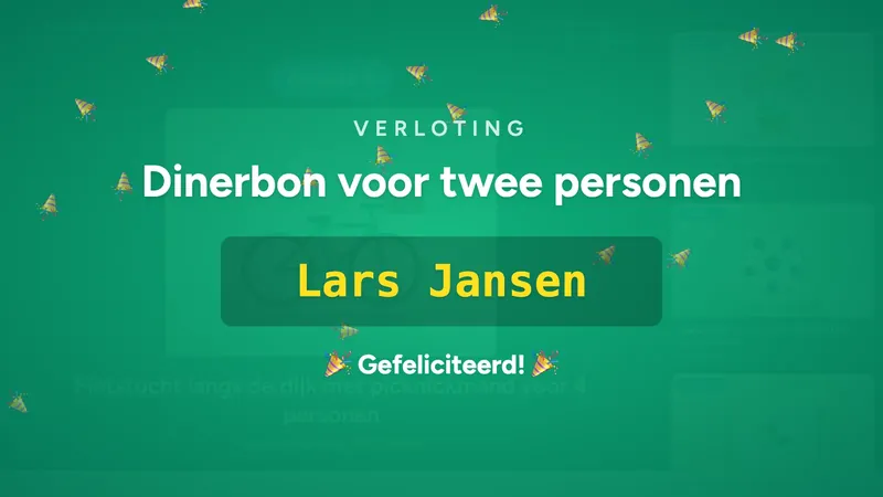 De trekking van de verloting op het beamerscherm: de prijs, een dinerbon voor twee personen, met daaronder groot de naam van de winnaar en het woord Gefeliciteerd.