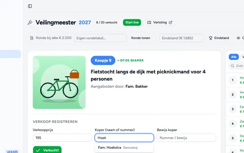 Het scherm van de veilingmeester: het koopje dat nu geveild wordt met foto, vakjes voor prijs en koper, een knop Verkocht en rechts de lijst met alle koopjes.